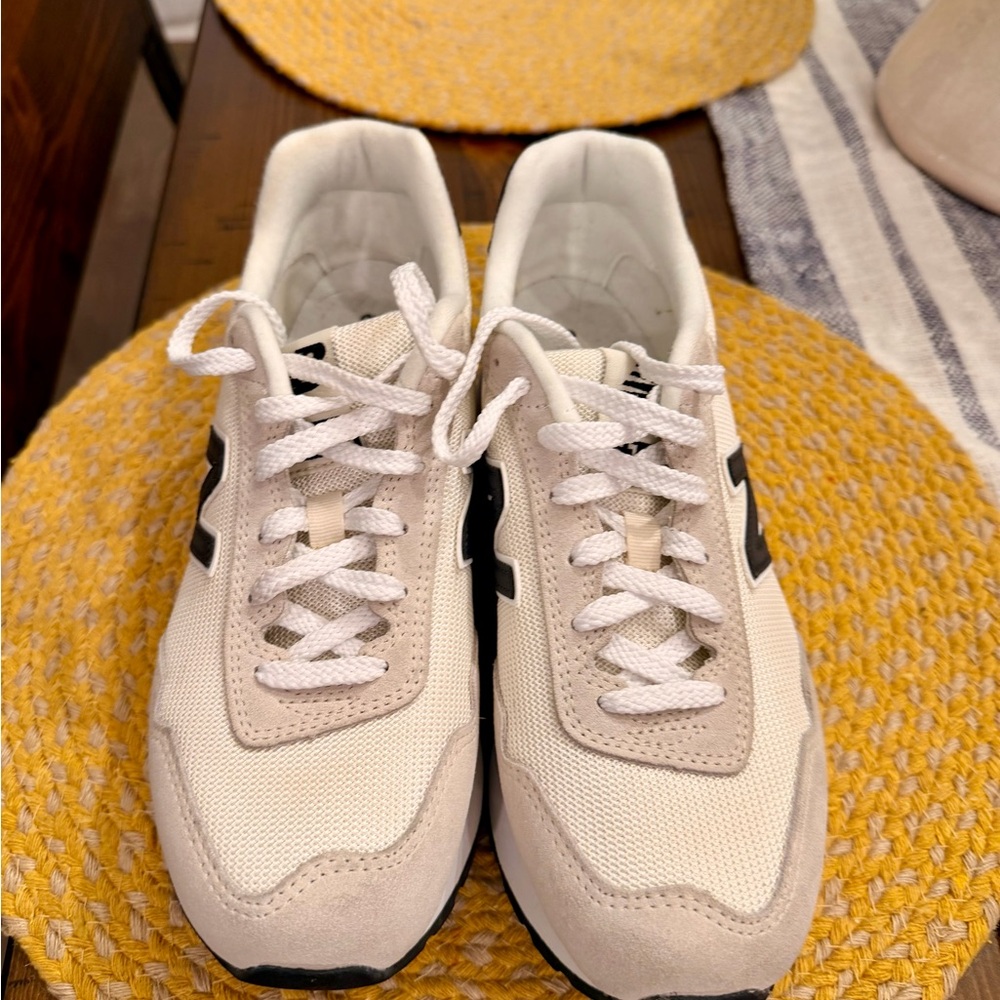 New Balance Women's Cream & Black Platform Runner - Picture 2 of 4